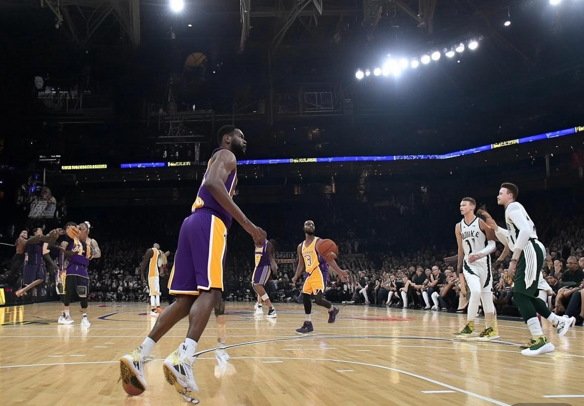 NBA巅峰对决：湖人雄鹿经典之战回顾与战术解析(图2)